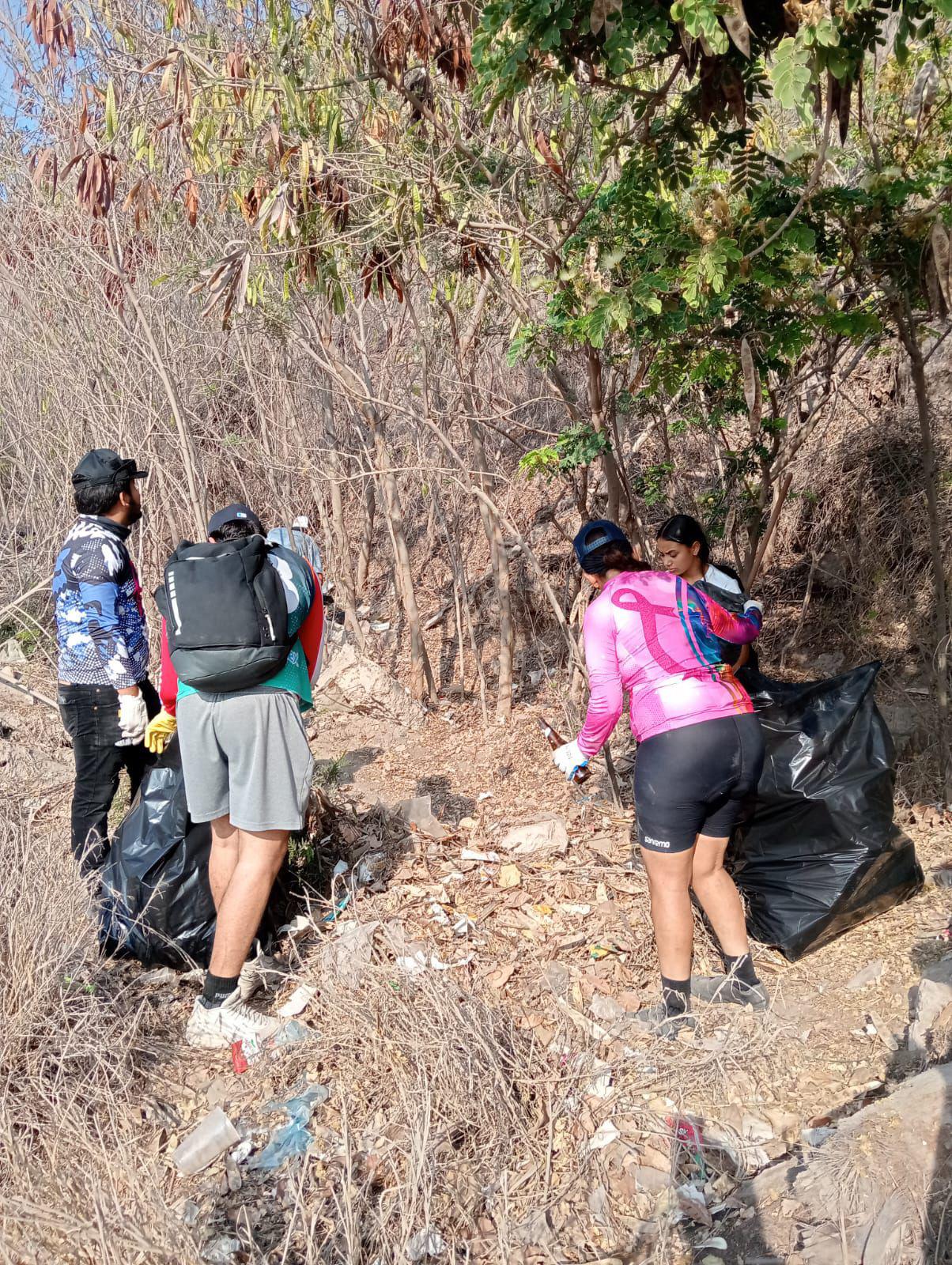$!Se unen Fridas en Bici y alumnos del CBTis 51 a la Gran Jornada de Limpieza de Playas 2025