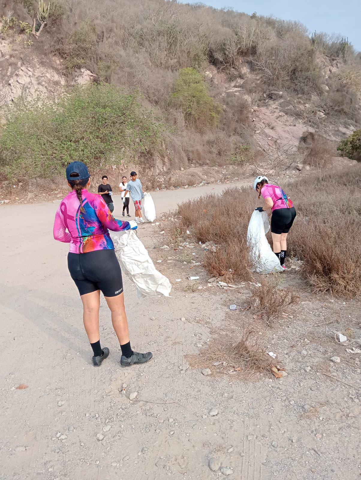 $!Se unen Fridas en Bici y alumnos del CBTis 51 a la Gran Jornada de Limpieza de Playas 2025