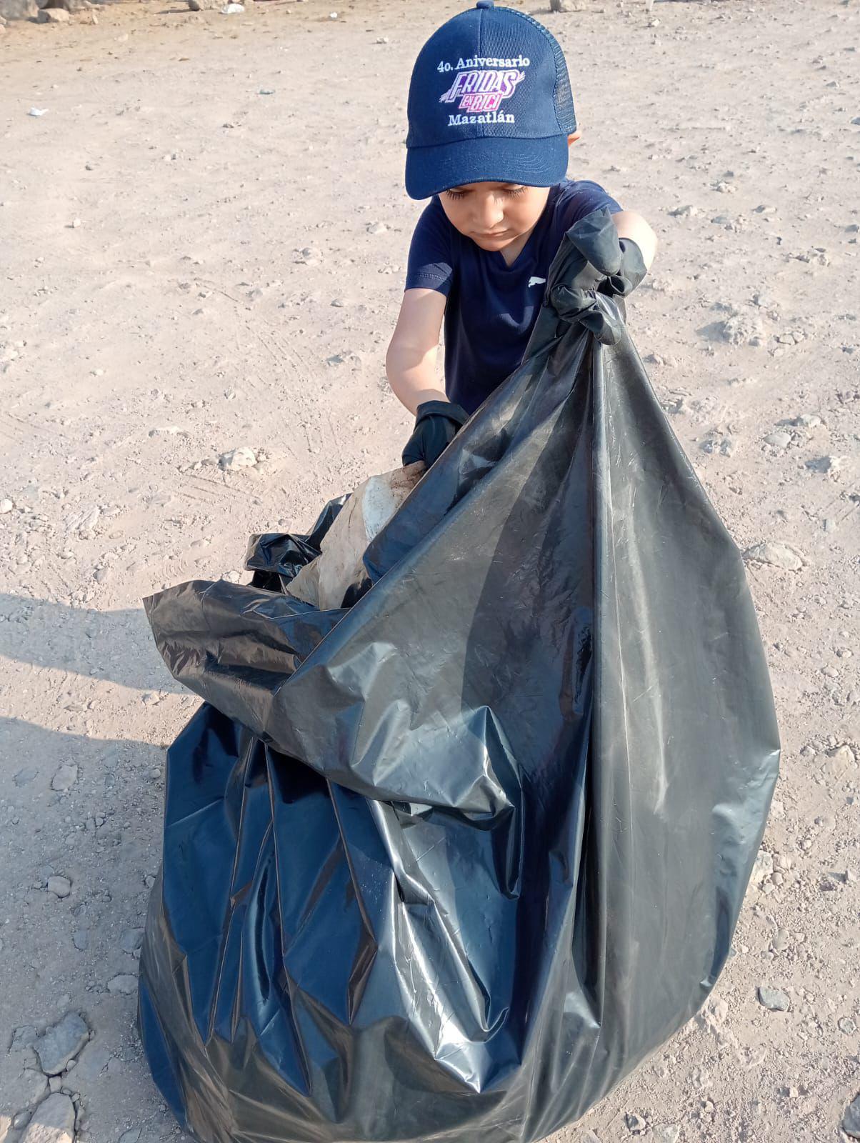 $!Se unen Fridas en Bici y alumnos del CBTis 51 a la Gran Jornada de Limpieza de Playas 2025