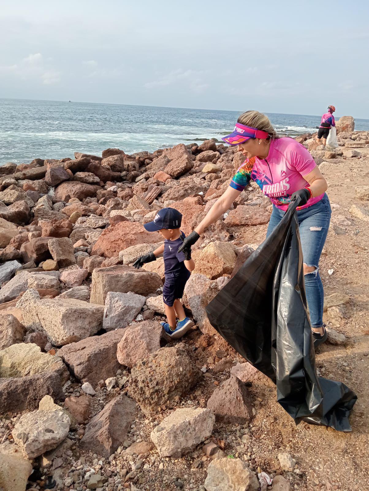 $!Se unen Fridas en Bici y alumnos del CBTis 51 a la Gran Jornada de Limpieza de Playas 2025