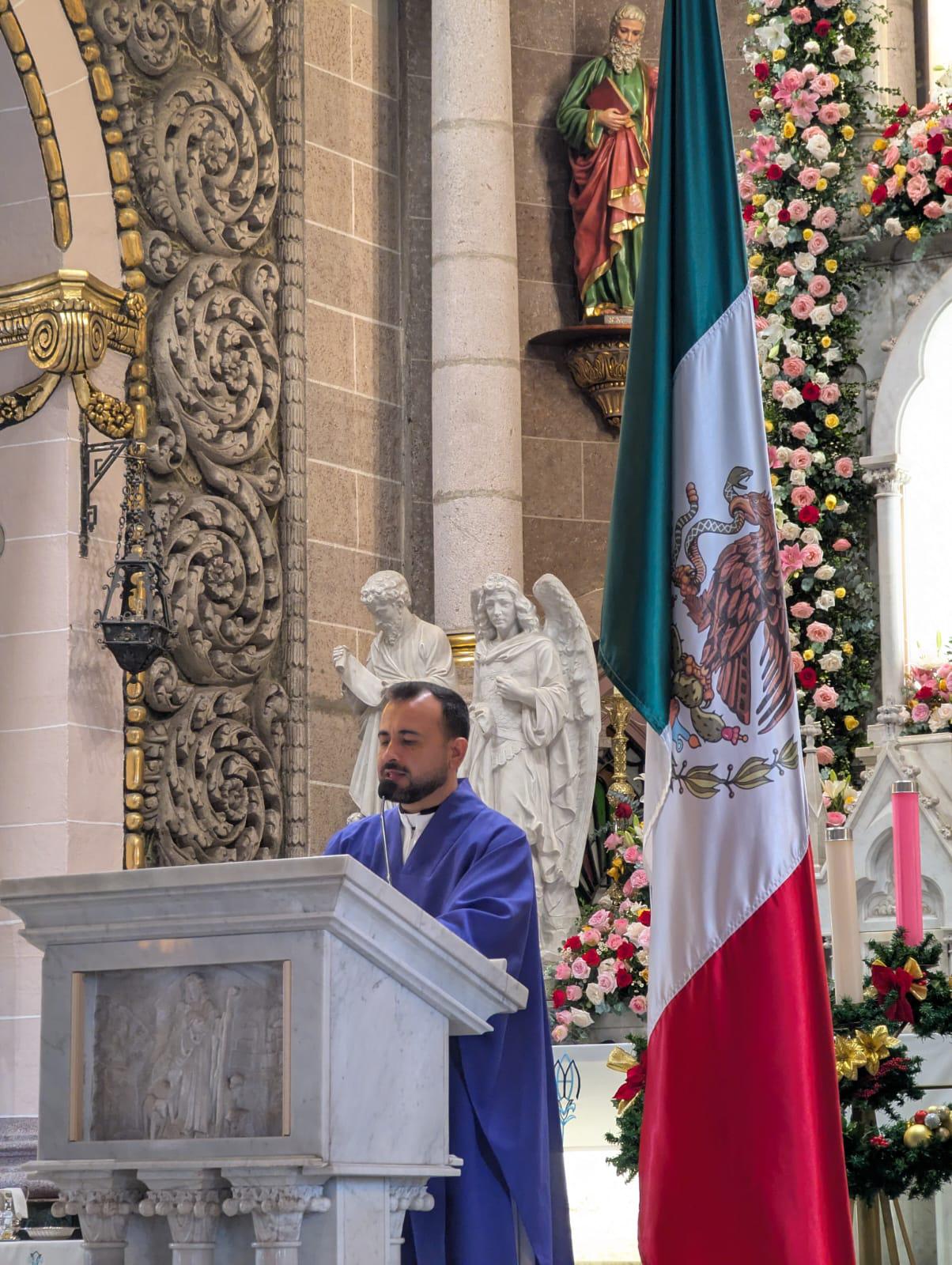 $!El Padre Armando Durán ofició la misa en honor al Día del Payaso.