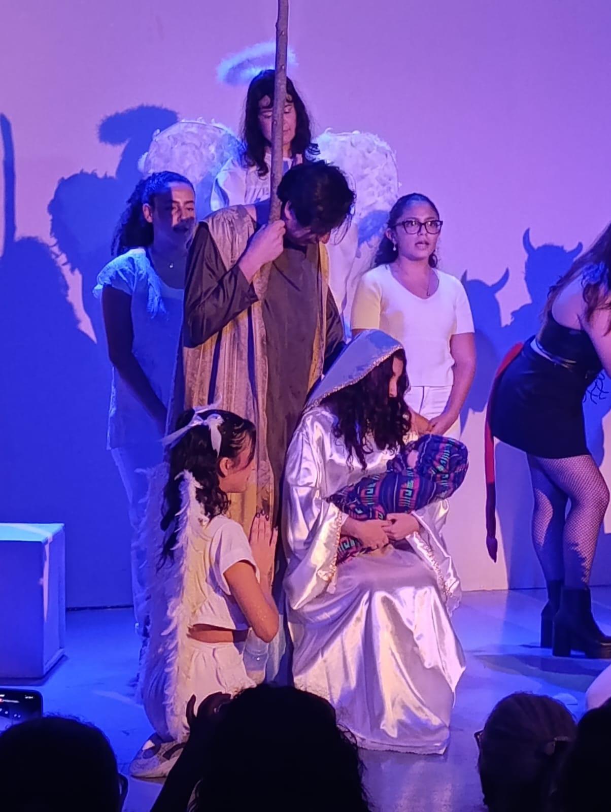 $!Bajo la dirección de la maestra Silvia Flores, los jóvenes talentos locales dieron vida a una versión renovada del clásico decembrino.