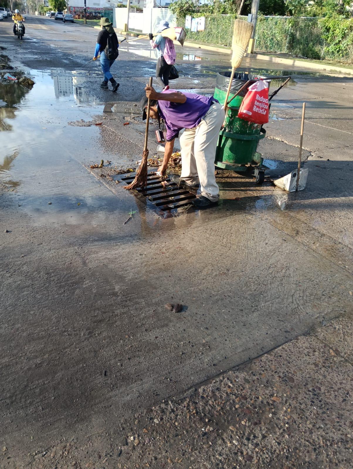 $!Recogen todo tipo de basura tras las lluvias del sábado y madrugada de domingo, en Mazatlán
