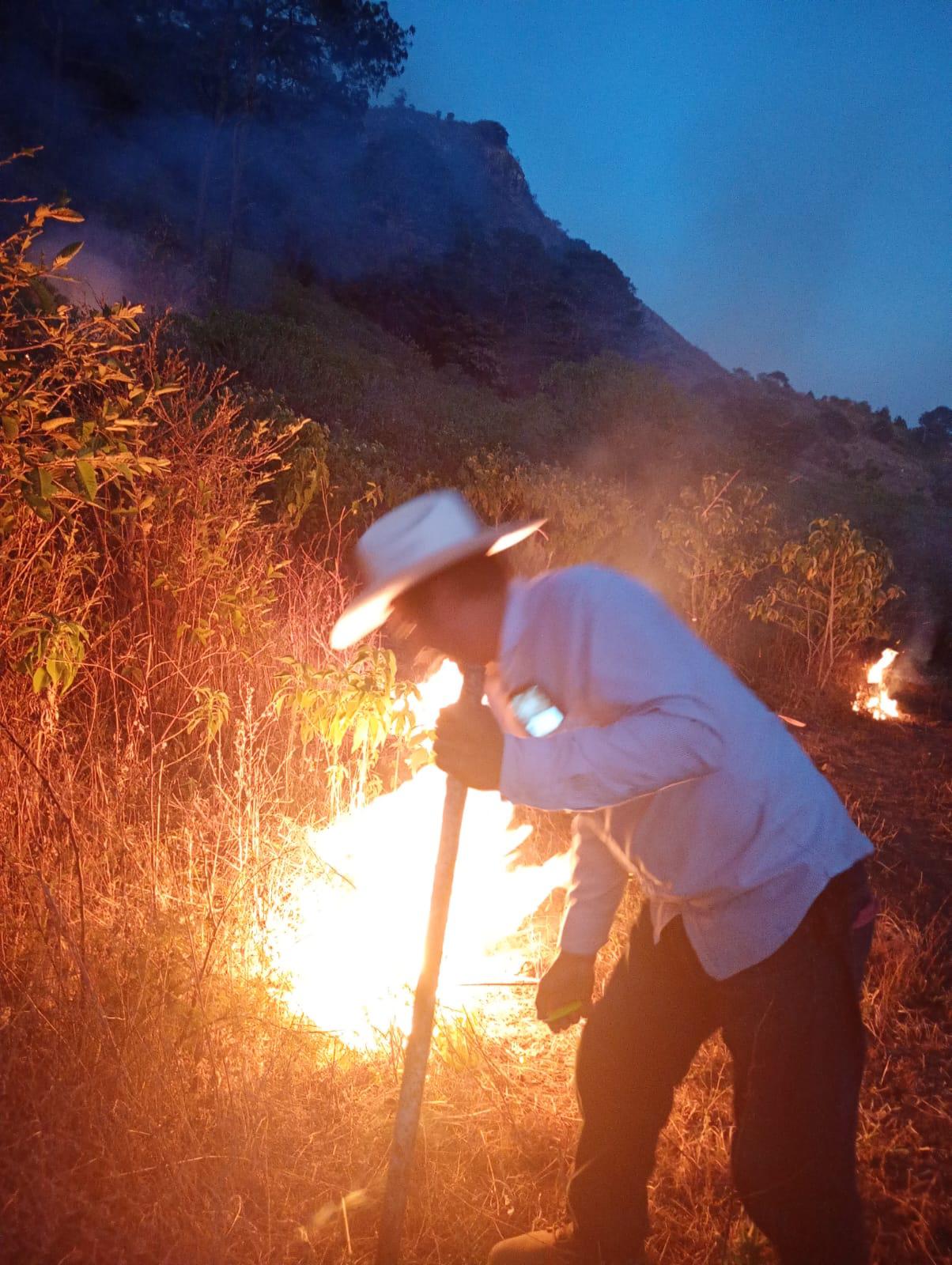 $!Reportan que sigue prendido el fuego en el cerro El Águila, en Chirimoyos y Potrerillos, en la sierra de Concordia