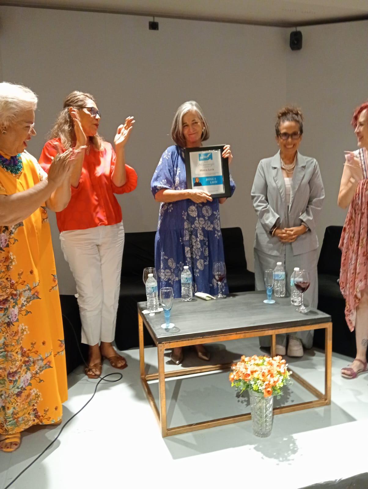 $!La autora se mostró muy contenta por la distinción.