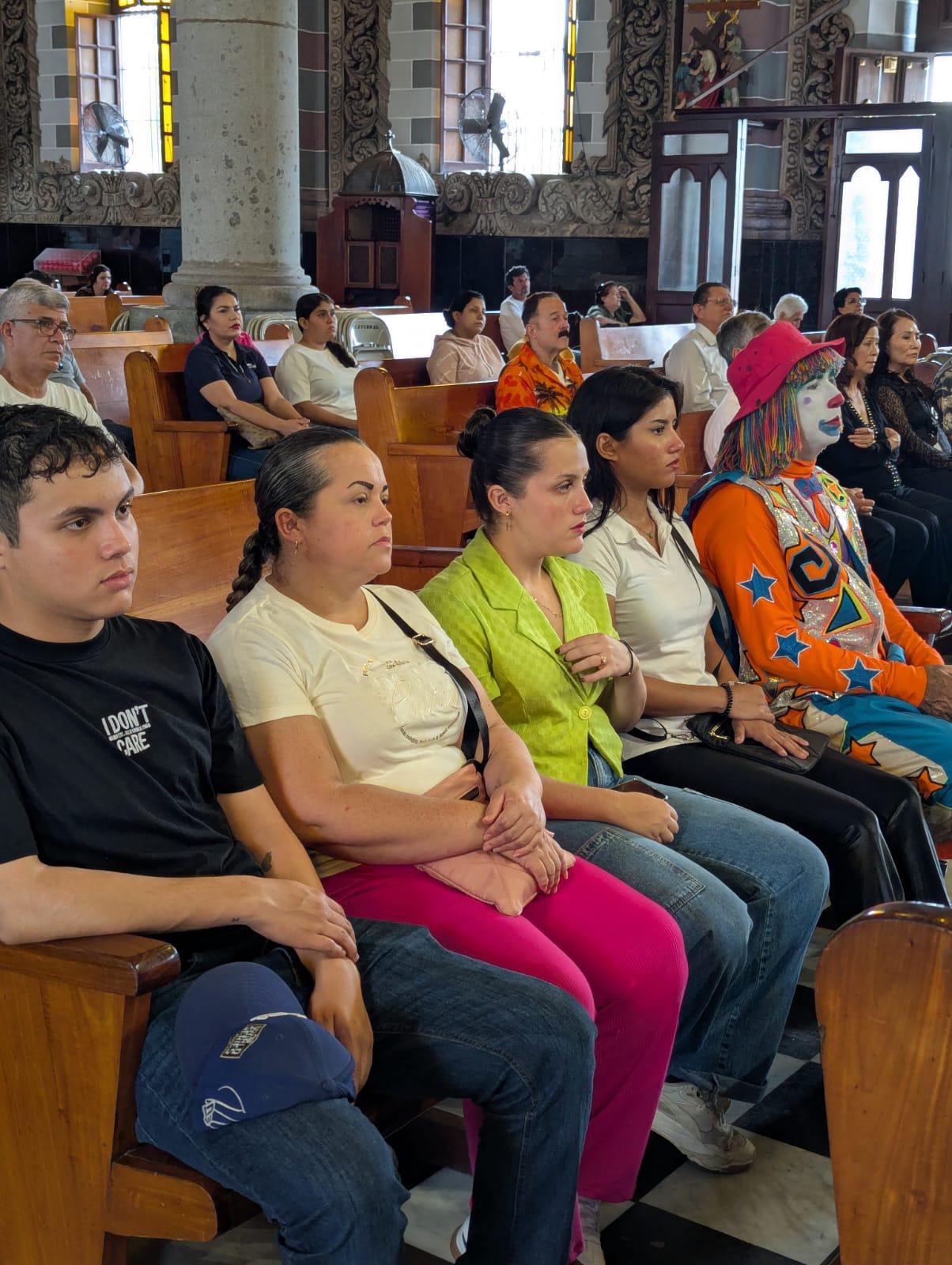 $!El gremio de payasos agradece y convive en un ambiente lleno de fe y camaradería junto a sus familias.