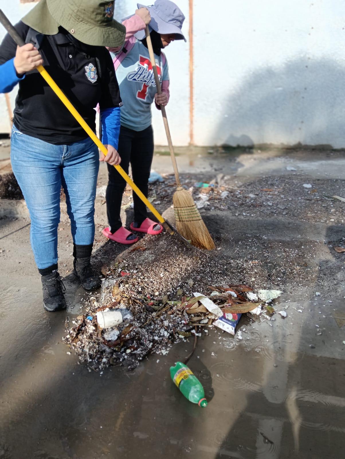 $!Recogen todo tipo de basura tras las lluvias del sábado y madrugada de domingo, en Mazatlán