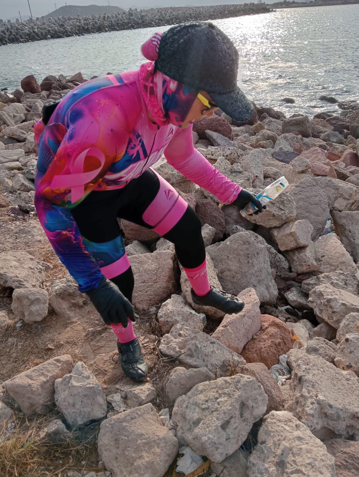 $!Se unen Fridas en Bici y alumnos del CBTis 51 a la Gran Jornada de Limpieza de Playas 2025