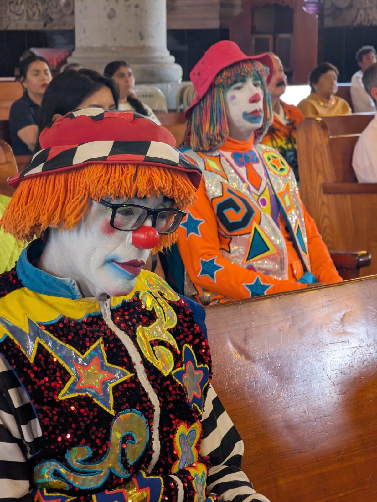 $!Payasos mazatlecos llenan de vida y color el interior de la Catedral Basílica durante la misa conmemorativa.