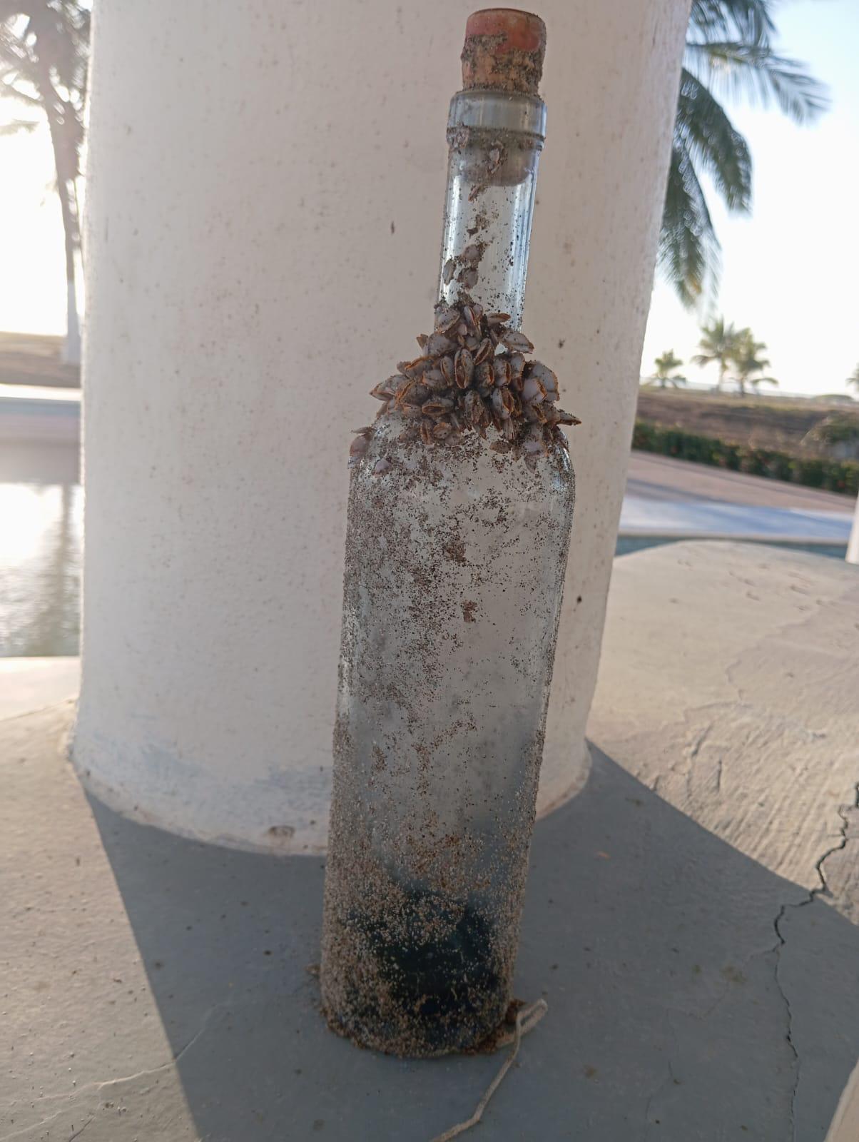 $!Familia encuentra en el mar mensaje en botella que viajó desde La Paz hasta Escuinapa