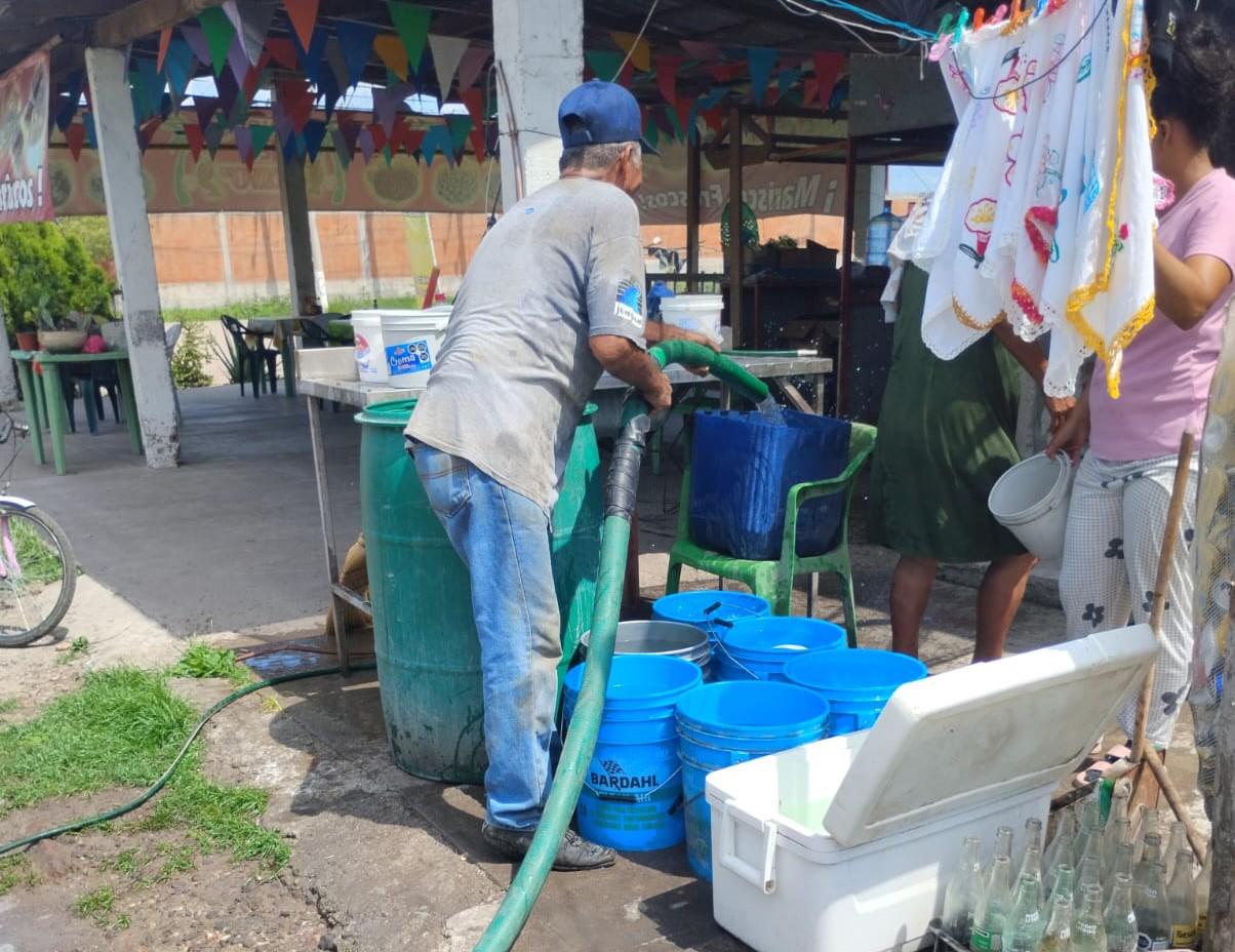$!En plena ola de calor, vecinos de Villa Unión y Caleritas, en Mazatlán, sufren por falta de agua potable