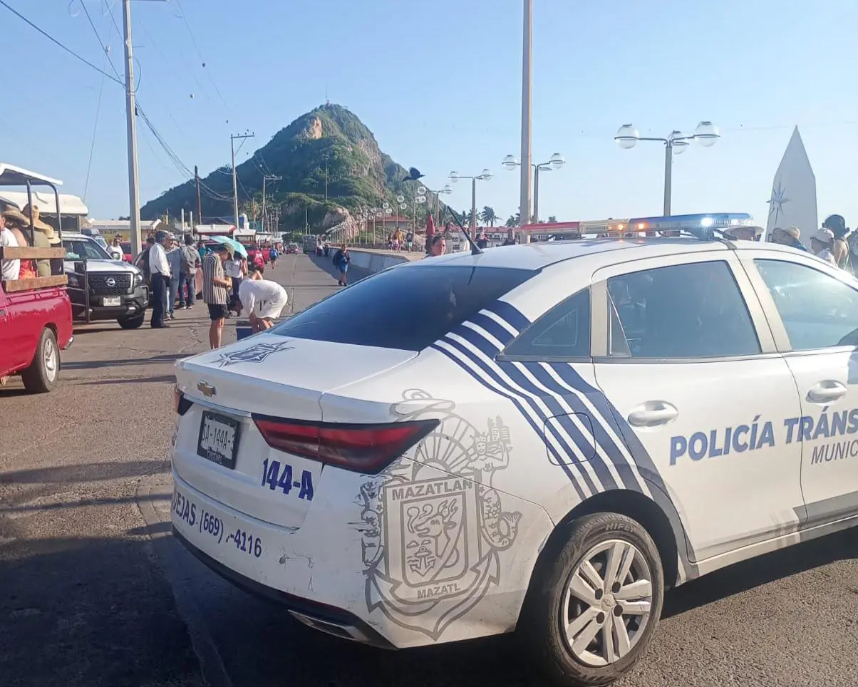 $!Cierran ahora la circulación rumbo al Faro Mazatlán; grúa queda atrapada tras hundir el pavimento