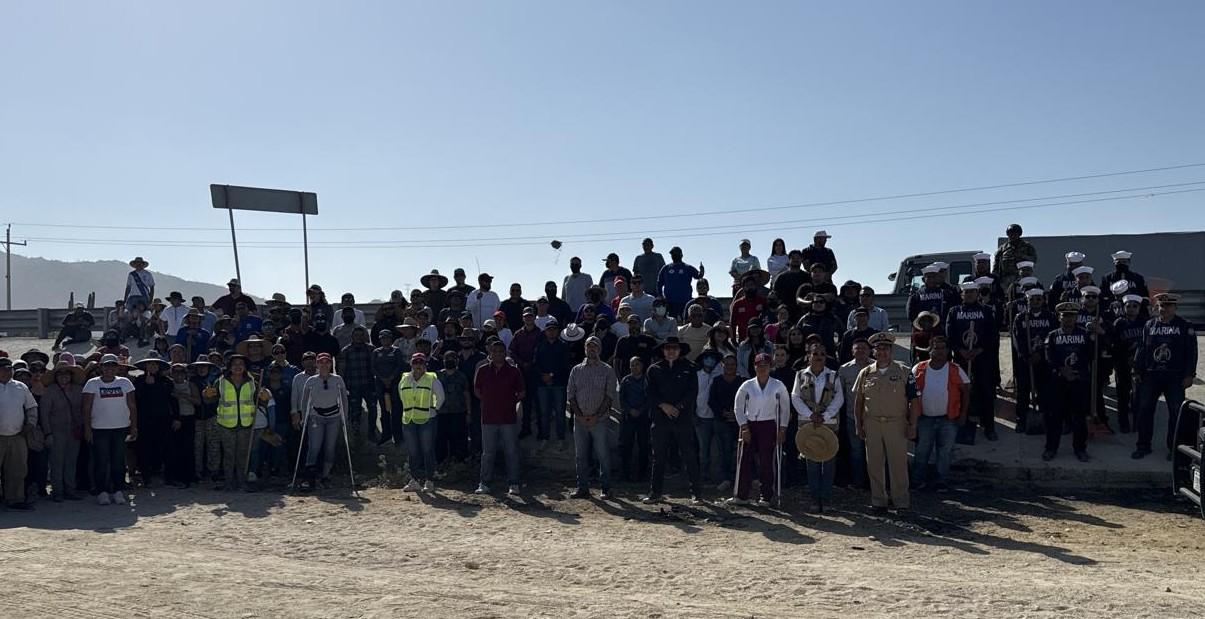 $!Personal naval realiza labores de limpieza en Cabo San Lucas, Baja California Sur