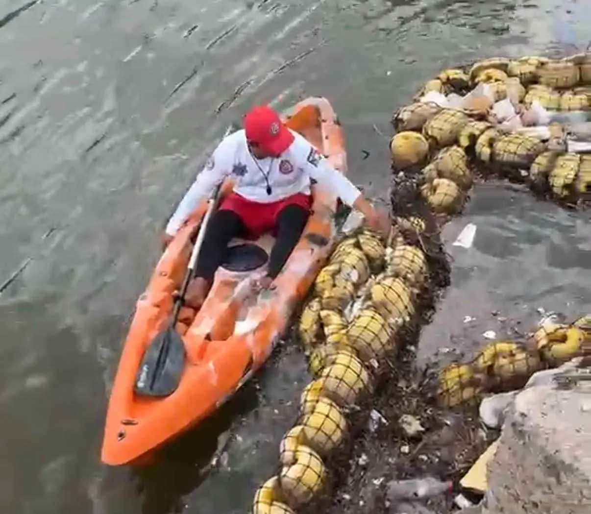 $!Para evitar que la basura llegue al mar, repara MazConCiencia biobarda en el Puente Juárez