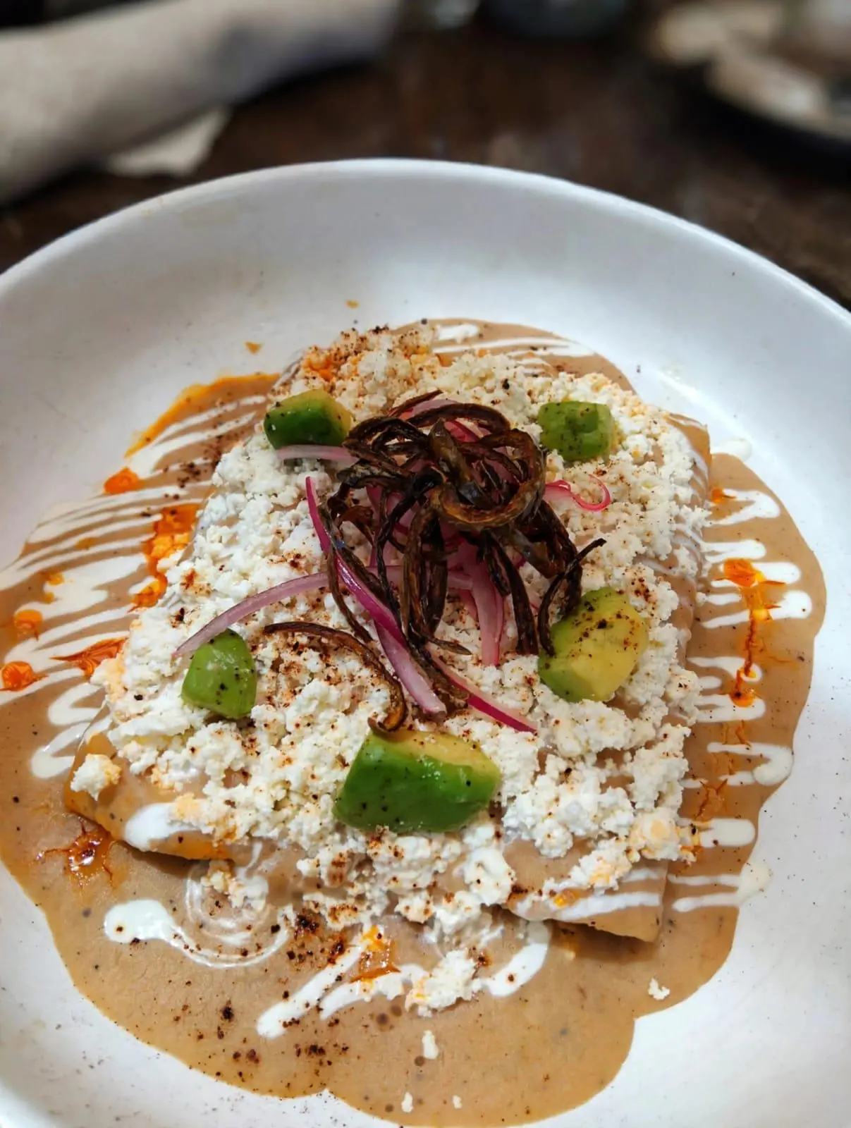 $!Enfrijoladas de chorizo español y huevo