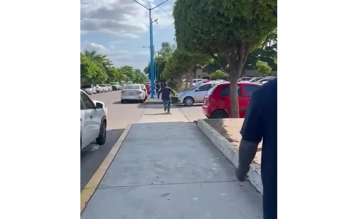 $!Denuncian robo de bocinas por vigilantes de la UAS contra manifestantes en Facultad de Odontología