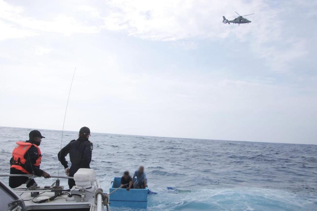 $!Rescatan a dos pescadores tras quedar a la deriva sobre una hielera en las costas de Chiapas
