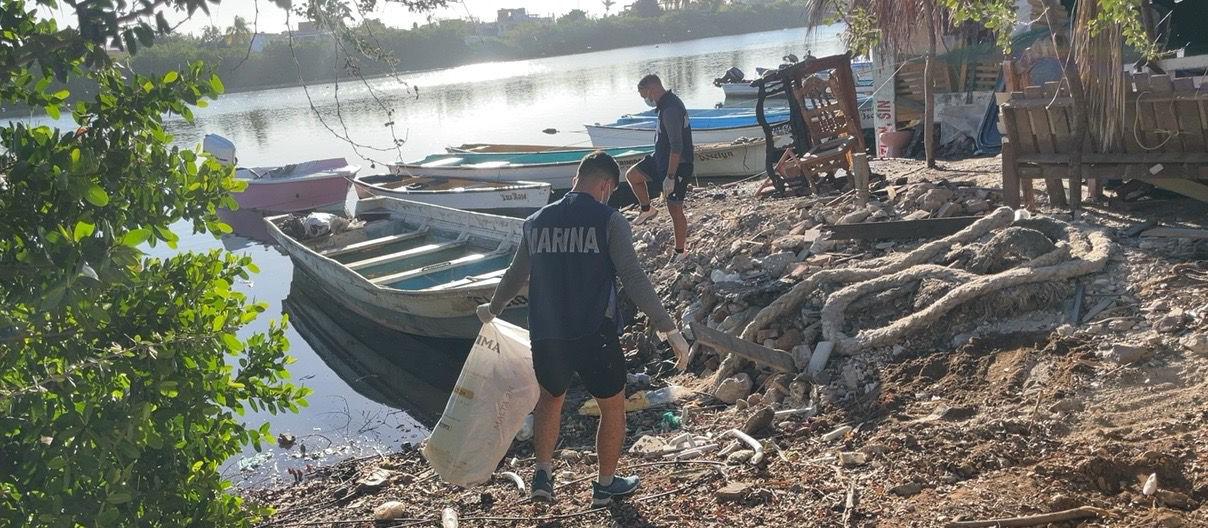 $!Marina participa en la Campaña Nacional de Limpieza de Playas y Costas en Mazatlán