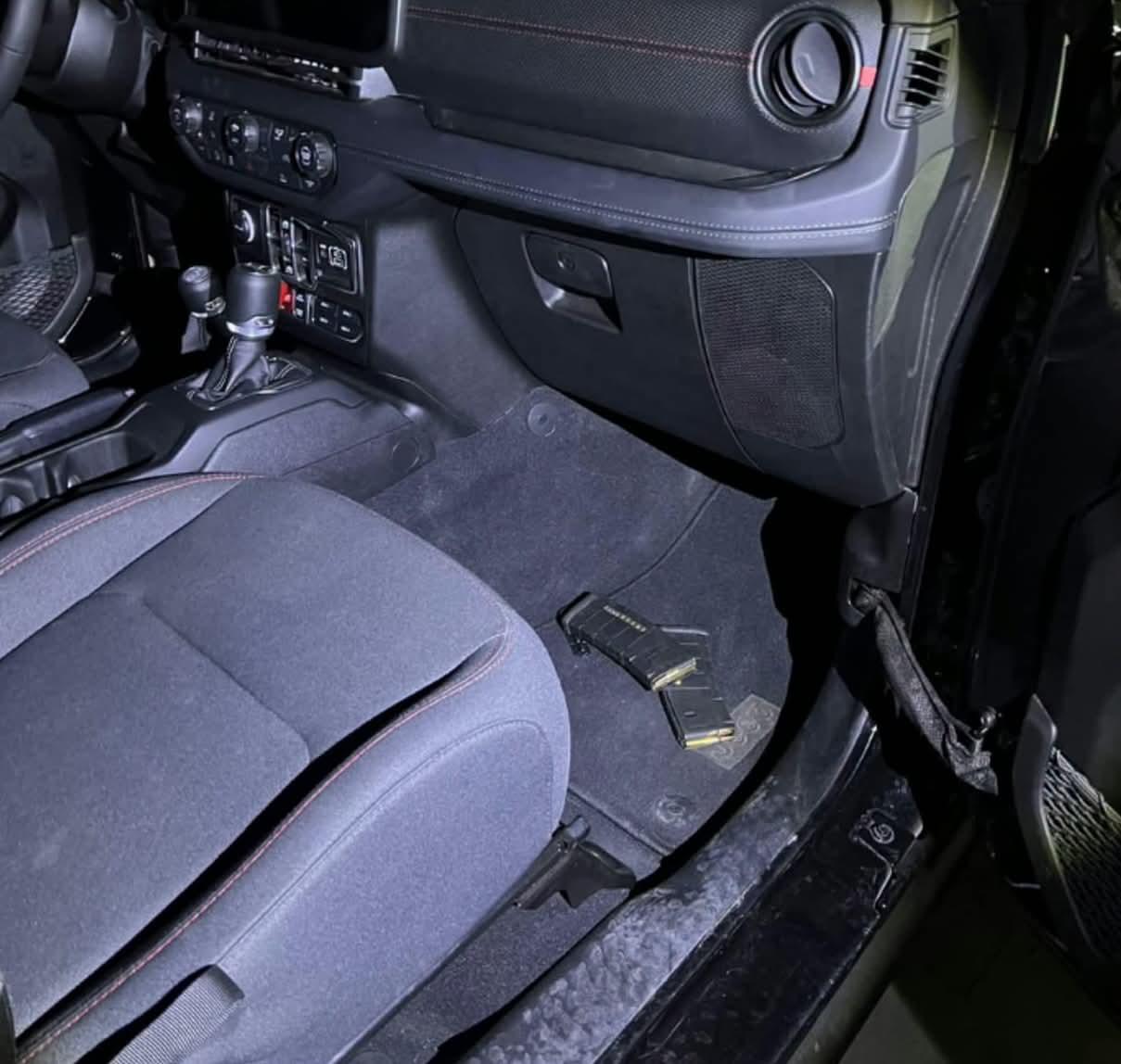 $!Policía Estatal asegura en Los Mochis dos camionetas Jeep con municiones; uno tiene reporte de robo en EU