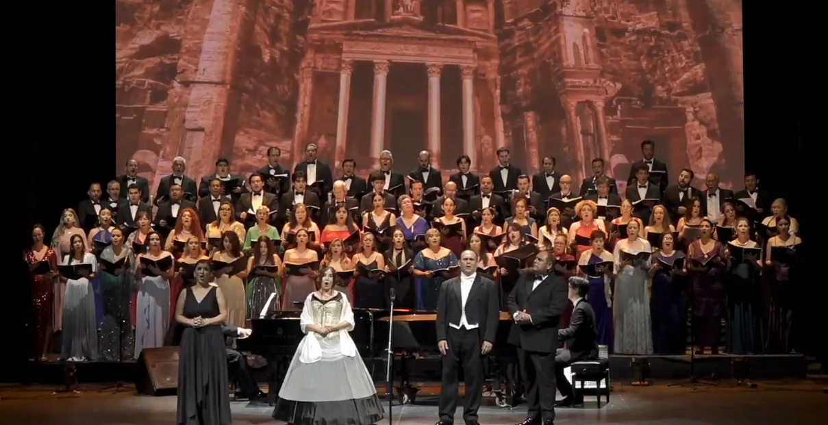$!La unión de los cuatro solistas con el coro y los pianistas marcó uno de los momentos más aplaudidos de la noche.