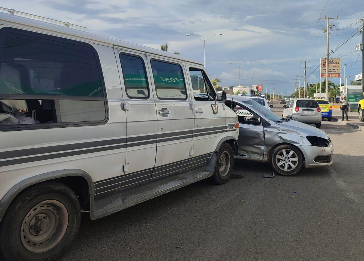 $!Chocan tres vehículos a la salida norte de Mazatlán