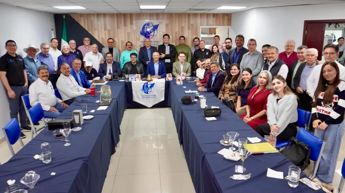 Ejecutivos de Ventas y Mercadotecnia se reúnen para celebrar la última reunión del 2025.