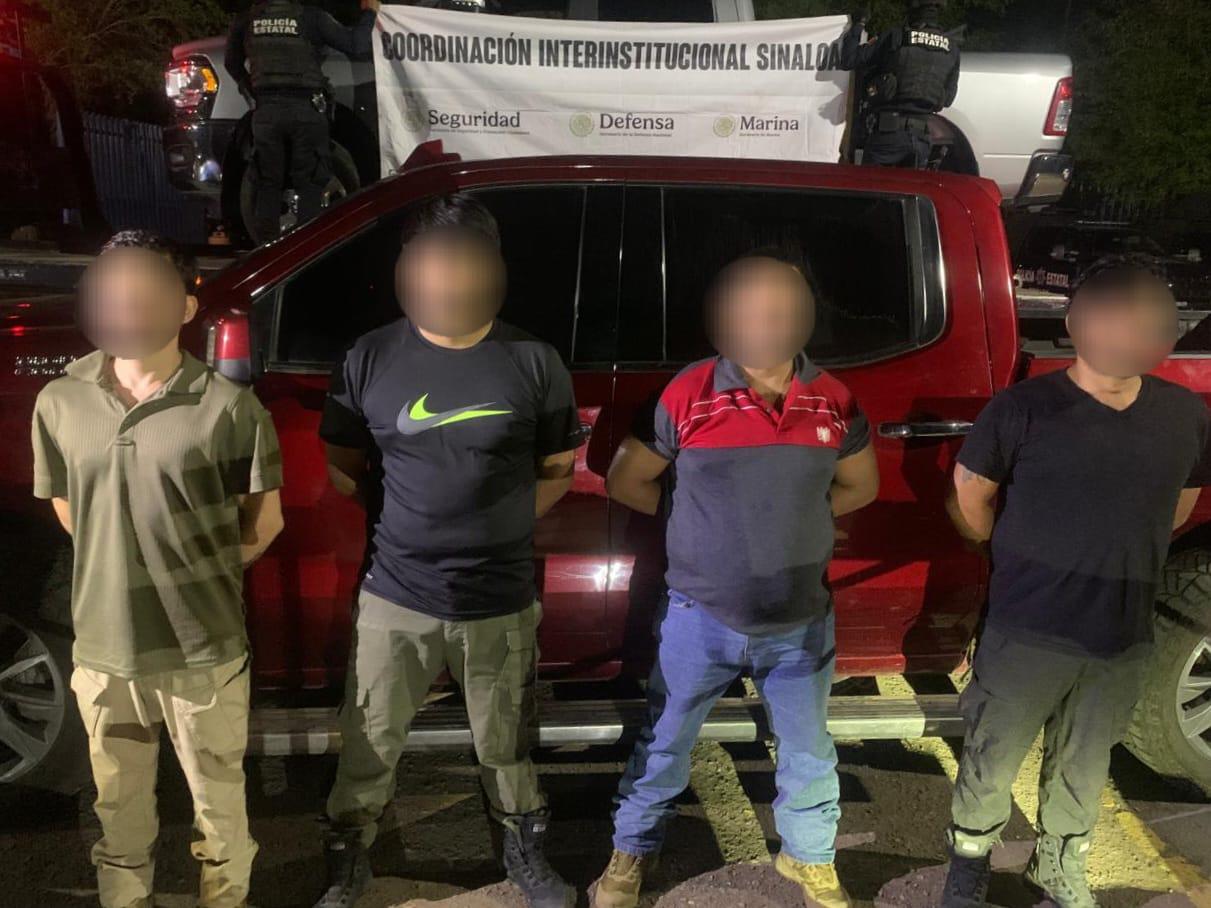 $!Ejército asegura armas, equipo táctico y detiene a cuatro civiles en Culiacán