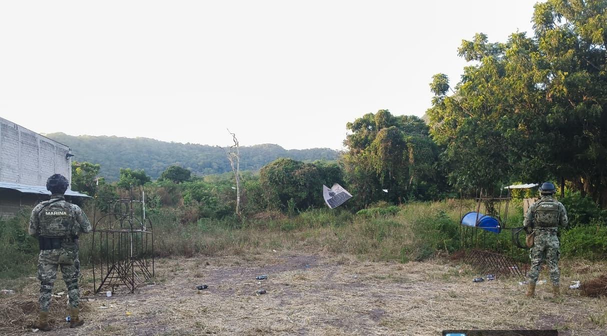 $!Marina localiza y destruye centro de adiestramiento de la delincuencia organizada en el Ejido Ojo de Agua II, en El Rosario