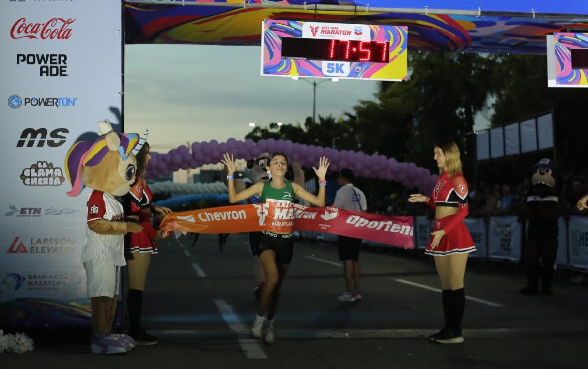 $!Italia Rosas y Roberto Medina se apoderan de la competencia 5K del Maratón Mazatlán