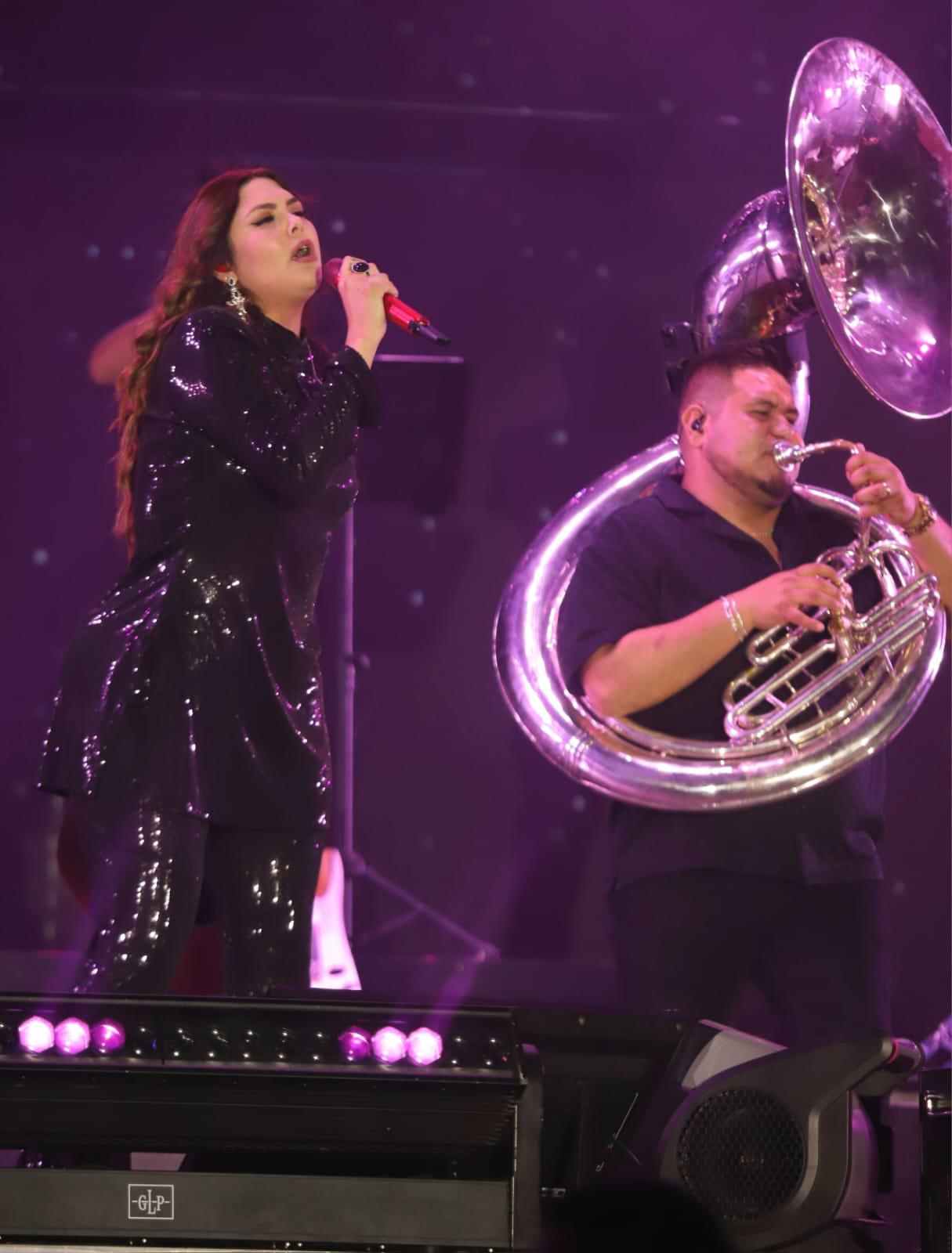 $!Yuridia hace cantar a los mazatlecos en la coronación de Anahí I