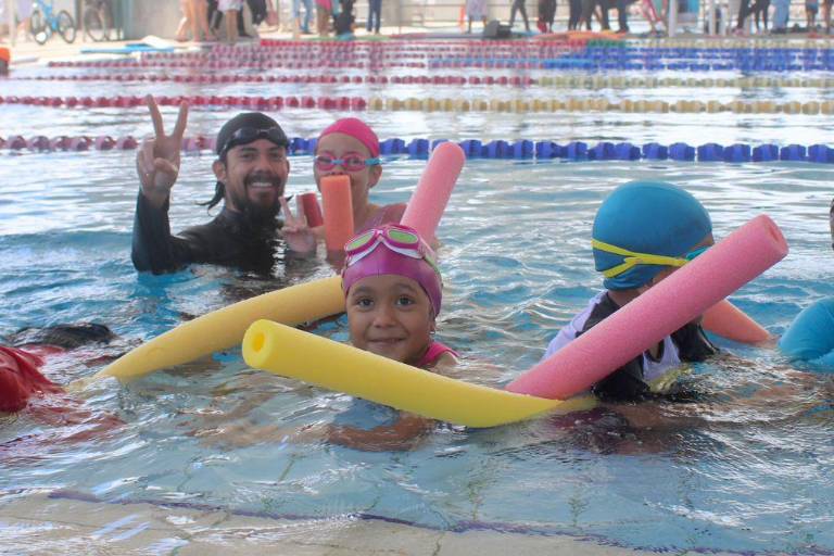 Cierran cientos de niños con gran alegría el Curso Intensivo de Natación de Semana Santa