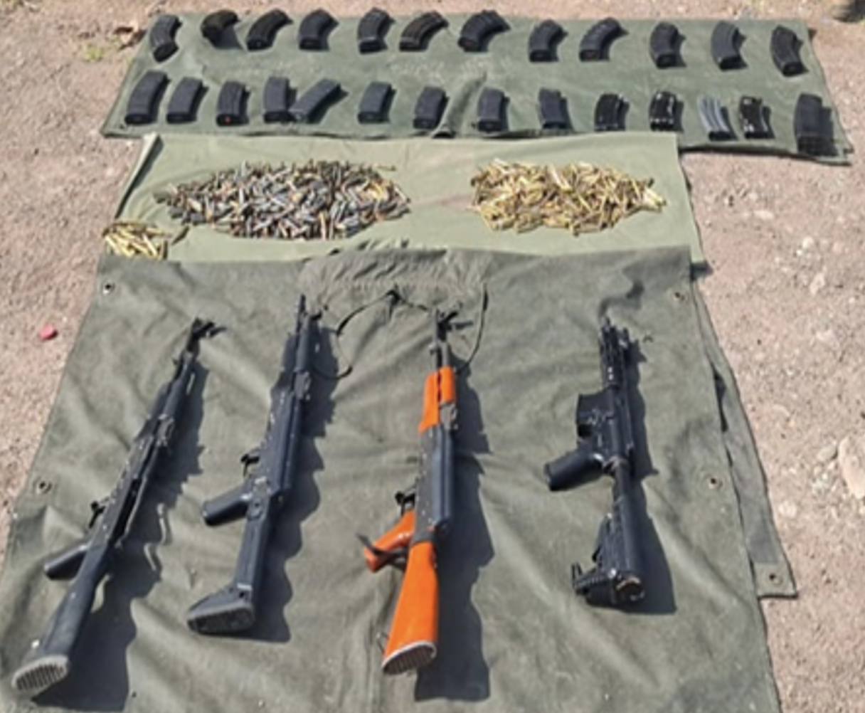 $!Ejército detiene a cinco civiles armados con rifles AK-47 en Culiacán