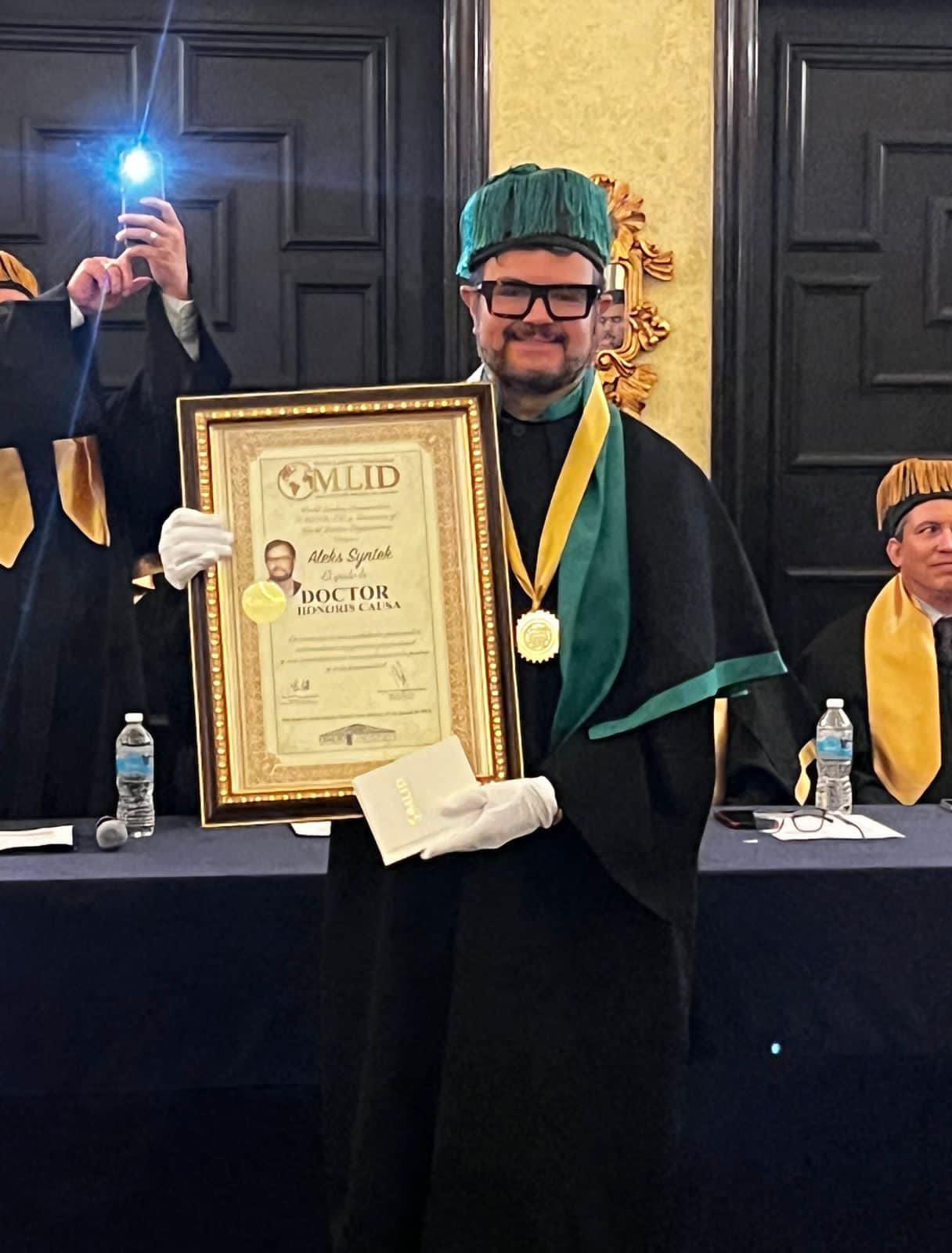 $!Recibe Aleks Syntek Doctorado Honoris Causa por sus ‘contribuciones a la humanidad’