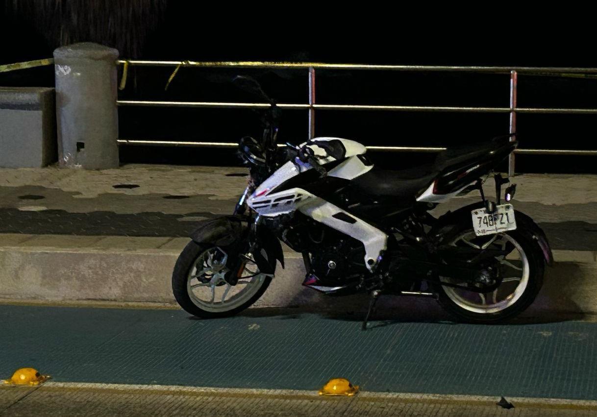 $!Muere otro motociclista tas chocar contra palmera en el Paseo Claussen de Mazatlán