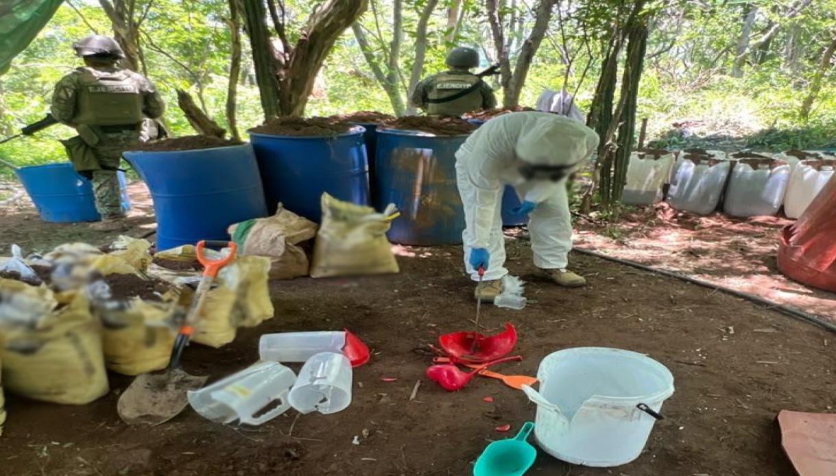 $!Inhabilitan área de almacenamiento de químicos para metanfetamina en Culiacán