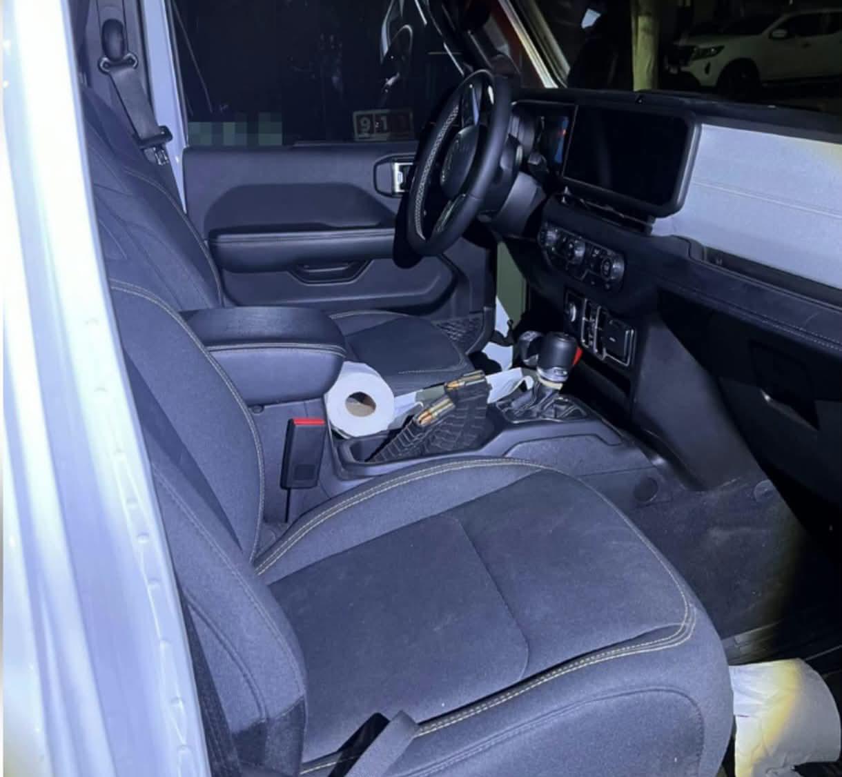 $!Policía Estatal asegura en Los Mochis dos camionetas Jeep con municiones; uno tiene reporte de robo en EU