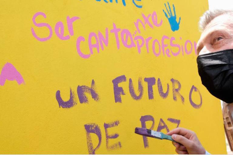 Los países latinoamericanos son un ejemplo de cómo proteger a las personas desplazadas, afirma el titular de ACNUR