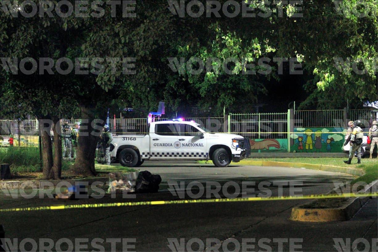 $!Dejan a un hombre asesinado y encintado de cara y manos atrás de Torre Académica de la UAS, en Culiacán