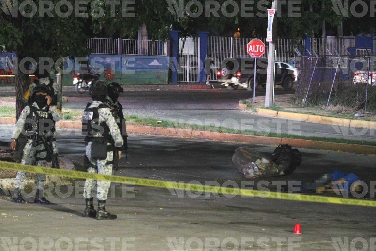 $!Dejan a un hombre asesinado y encintado de cara y manos atrás de Torre Académica de la UAS, en Culiacán