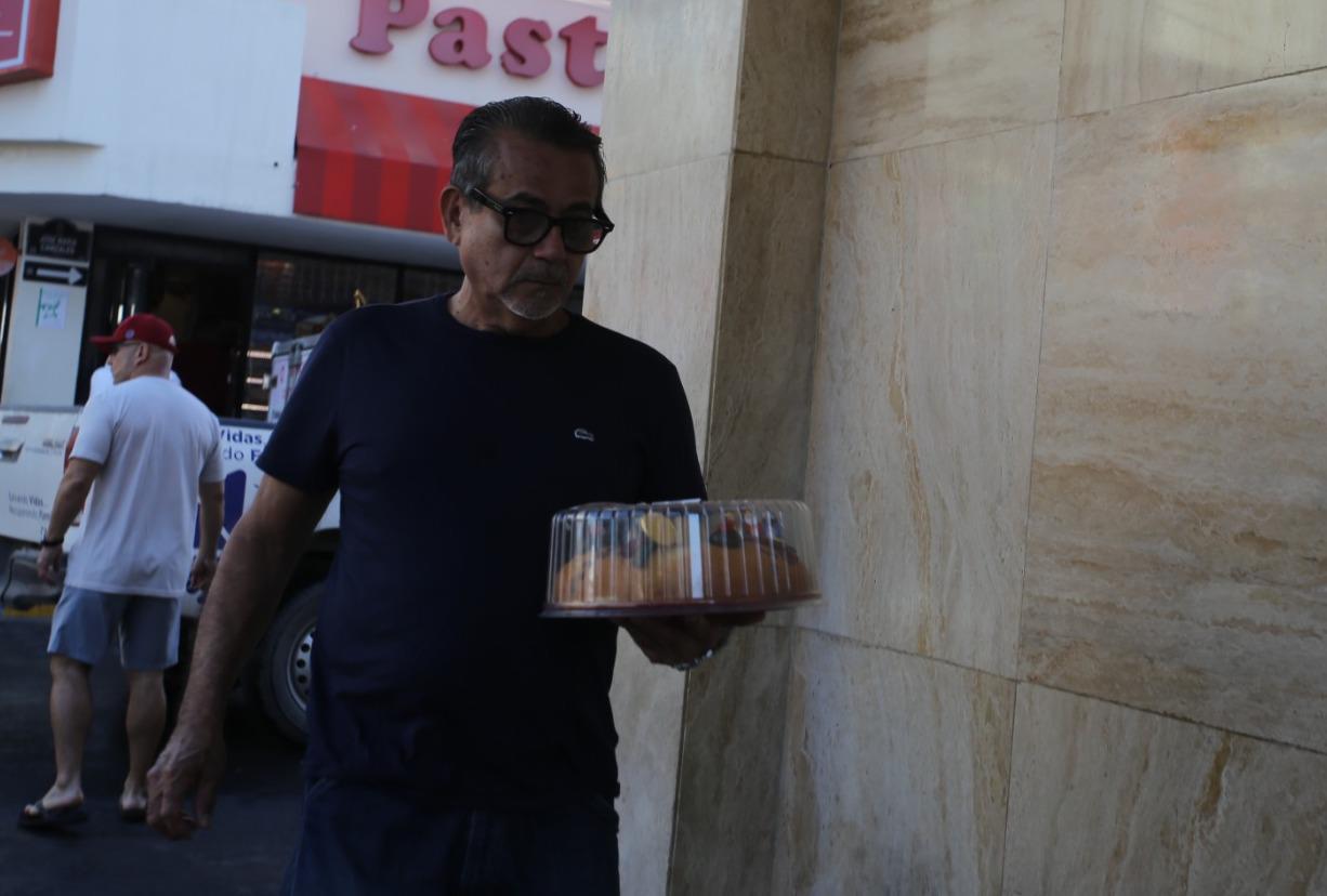 $!Mazatlecos cumplen con la tradición de adquirir la rosca de Reyes este 6 de enero