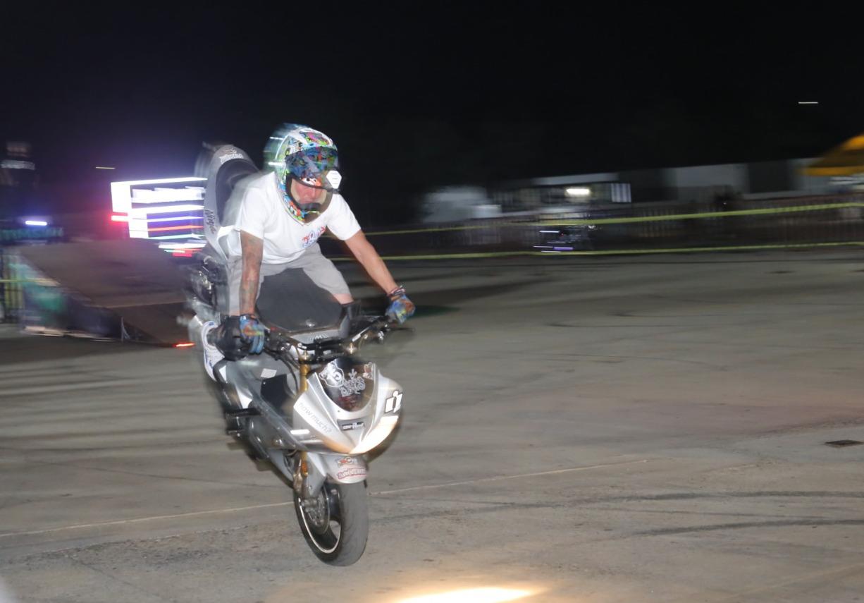 $!Muestran los ‘Locos Riders’ grandes acrobacias en la exhibición de Globo de la Muerte