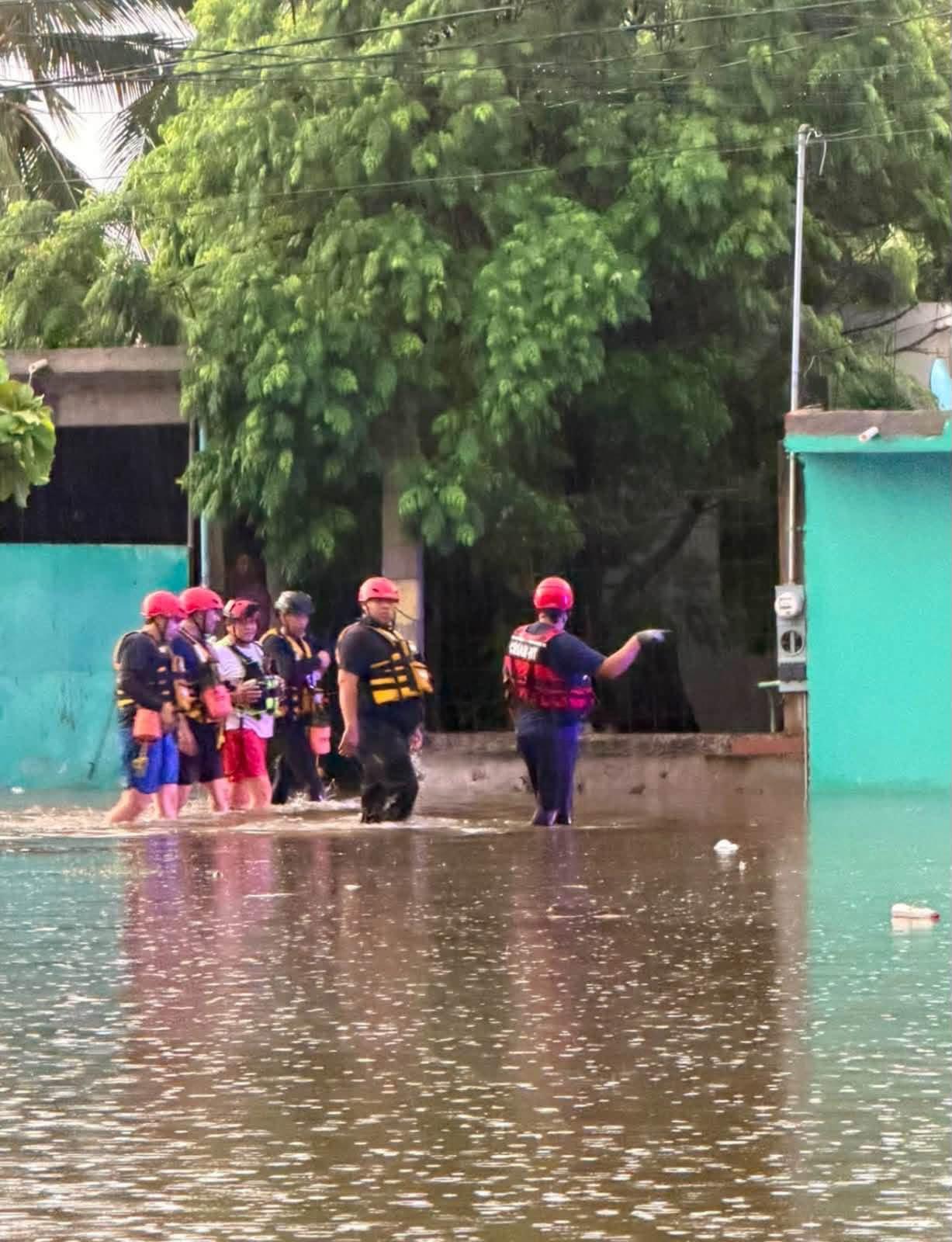 $!Refuerza Bomberos Mazatlán operativo por lluvias y pide no cruzar zonas inundadas
