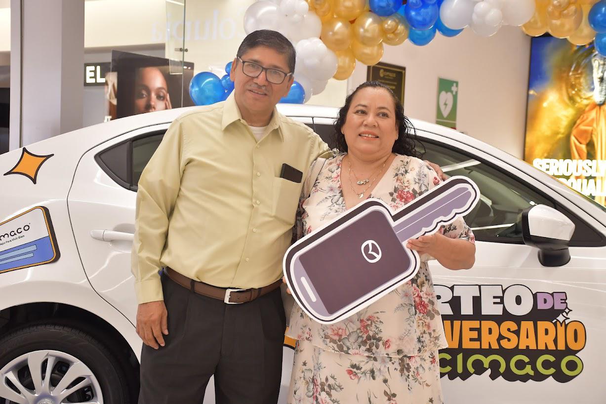 $!La ganadora llegó acompañada de su esposo Juan Carlos Ramos.