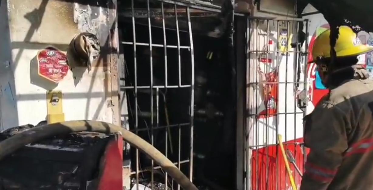 Incendio consume abarrotes en la Colonia 21 de Marzo en Culiacán