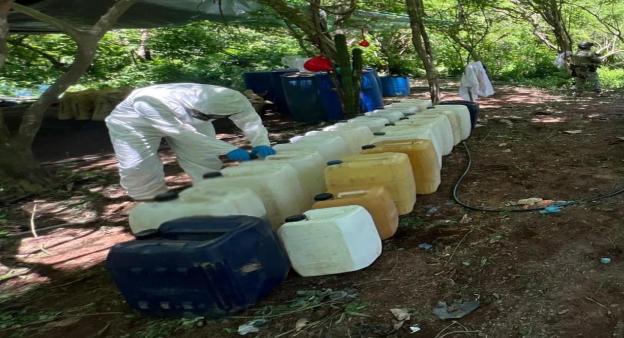 $!Inhabilitan área de almacenamiento de químicos para metanfetamina en Culiacán