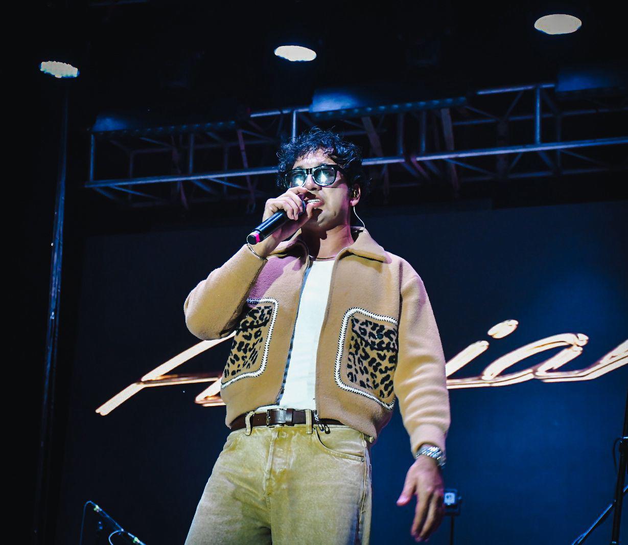 $!Bailan sinaloenses al ritmo de Adrián Cota y Mau y Ricky