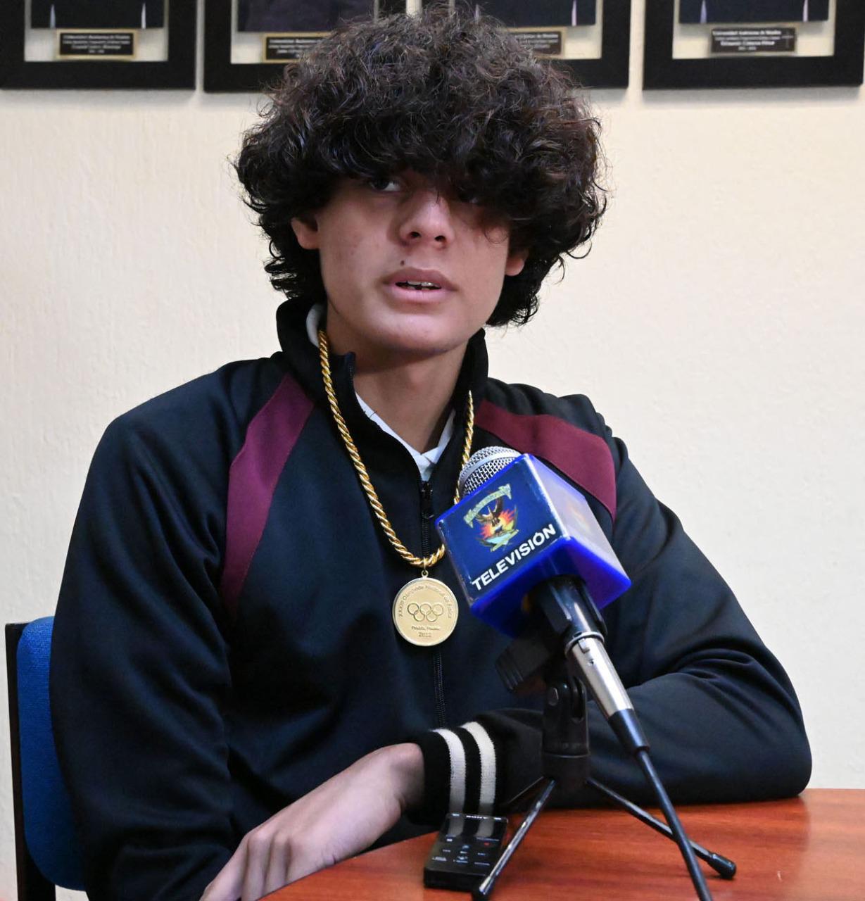 $!En la 33 Olimpiada Nacional de Física, Édgar de Jesús León Martínez, de la Preparatoria Emiliano Zapata, ganó medalla de oro.