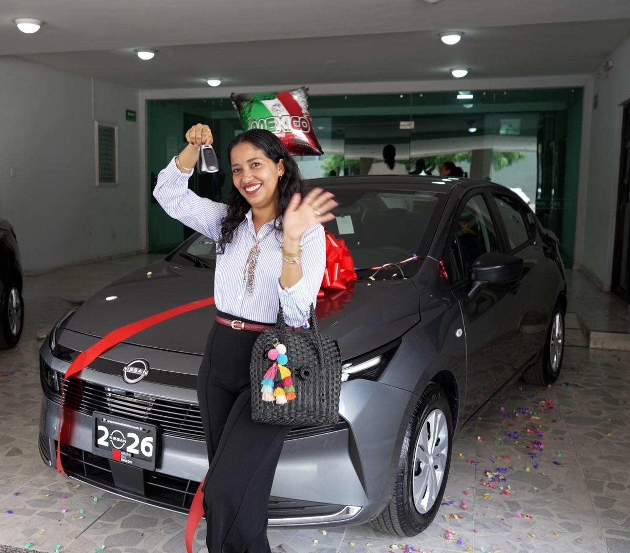 $!Socio recibiendo su automóvil.