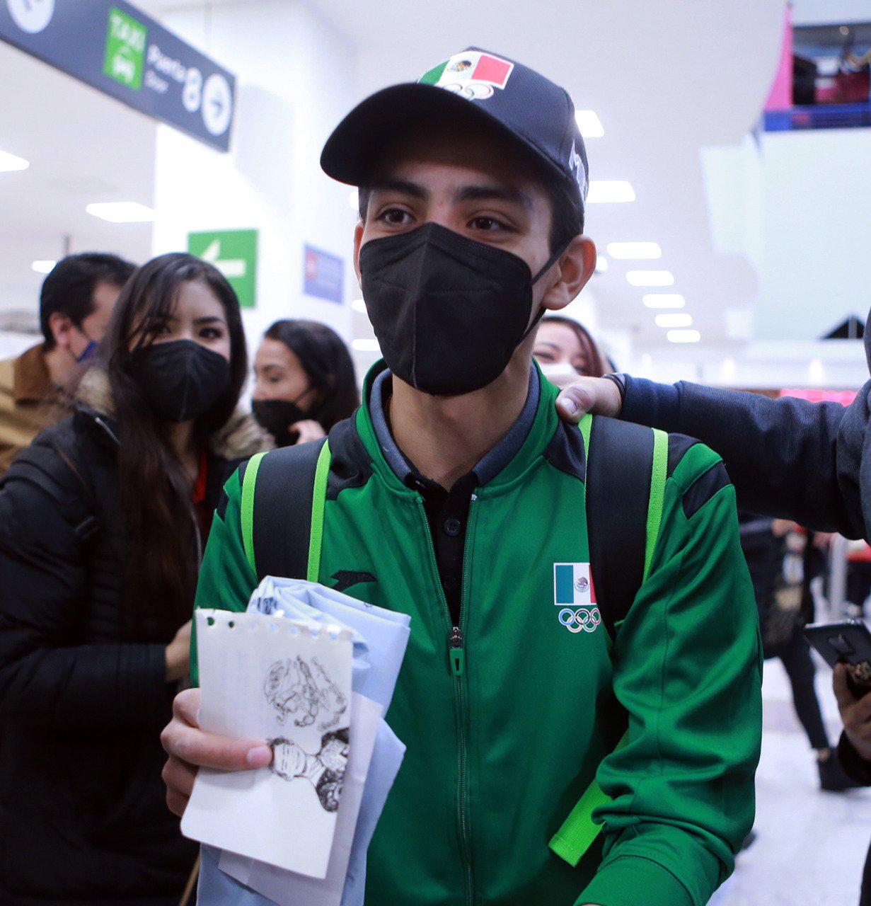 $!Donovan Carrillo regresa a México entre ovaciones y porras