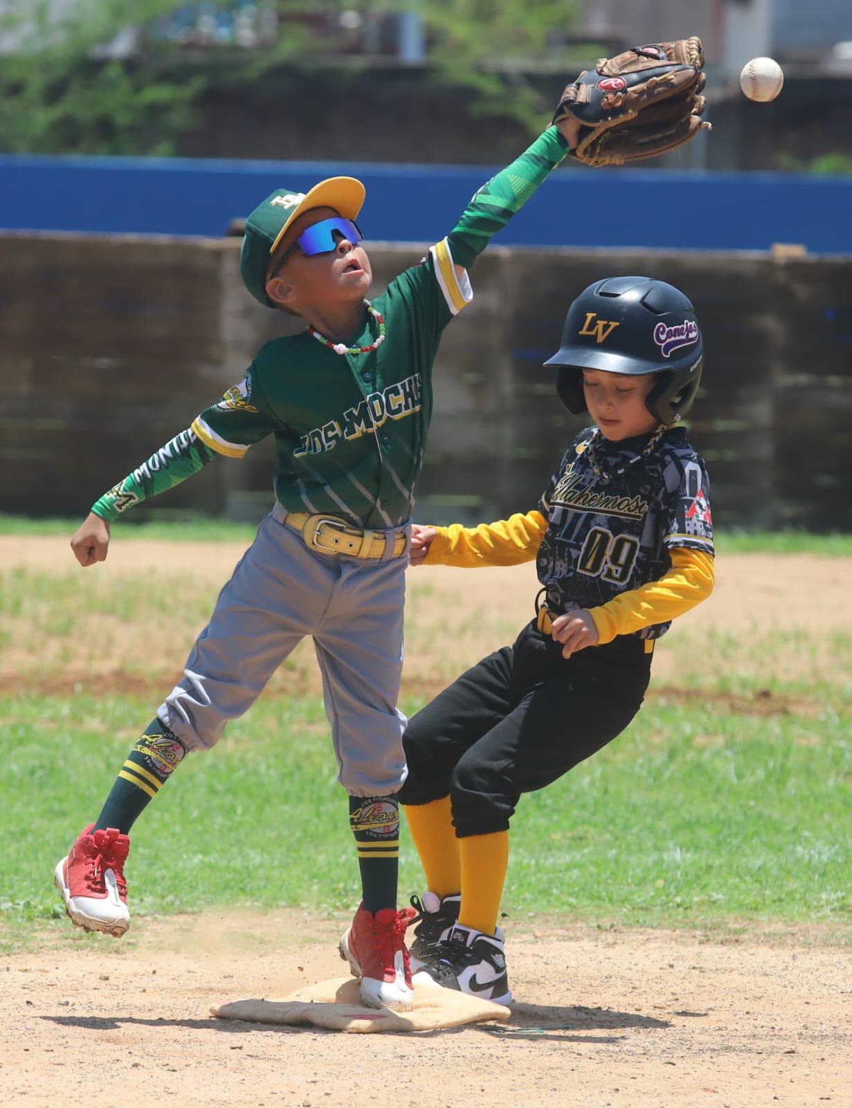 $!Liga Tarahumara sella importante triunfo sobre Hermosillo, en Nacional de Beisbol Escuelita
